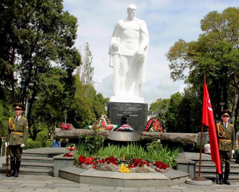В День Победы в Великой Отечественной Войне с  поздравлением к ветеранам обратился председатель Собрания столицы Ираклий Харчилава.