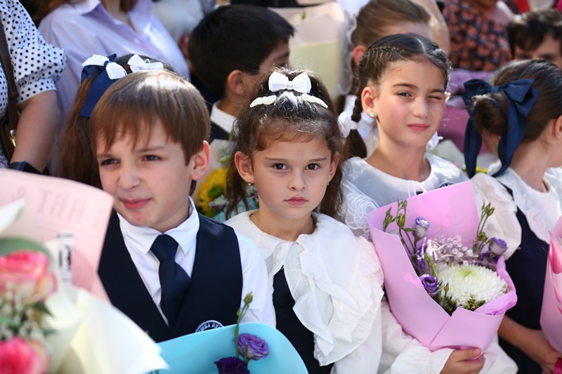 Дмитрий Осия поздравил с Днём знаний юных сухумцев.