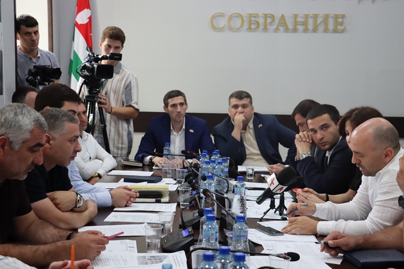 Депутаты Сухумского городского Собрания дали согласие на назначение Бислана Багателия в должности главного архитектора столицы.