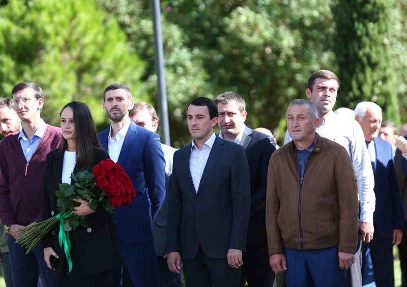 Дань памяти героям: возложения цветов прошло в столичном  парке Славы