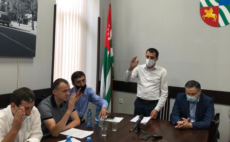 Площади, расположенной между улицами Акиртава и Челюскинцев, присвоено имя Зураба Ачба