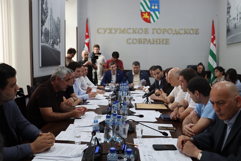 Четыре благодарственные памятные таблички будут установлены на обновленной набережной Диоскуров