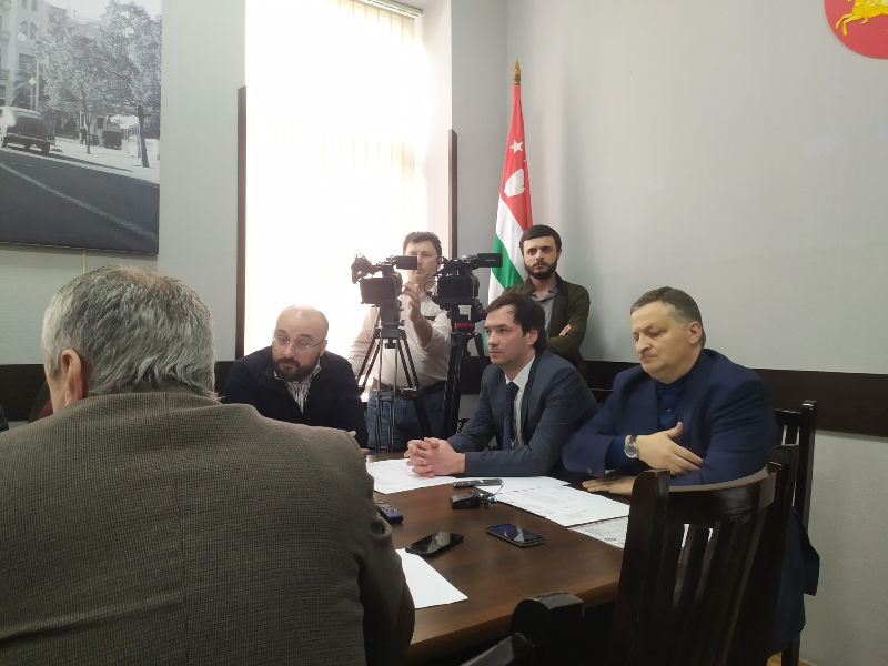 Скверу напротив АбИГИ присвоено имя Валериана Кобахия