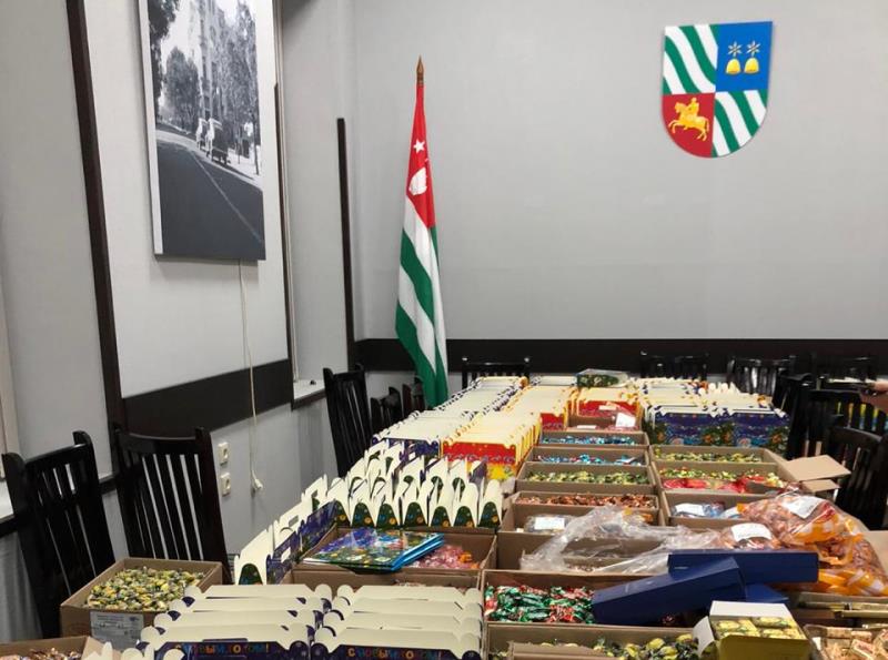 Сладкие подарки детям от сухумских депутатов