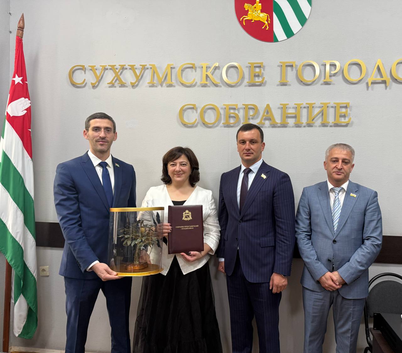 Депутаты Сухумского городского Собрания провели рабочую встречу с делегациями из Владикавказа и Санкт-Петербурга, прибывшими на празднование Дня освобождения Сухума и Дня Победы.